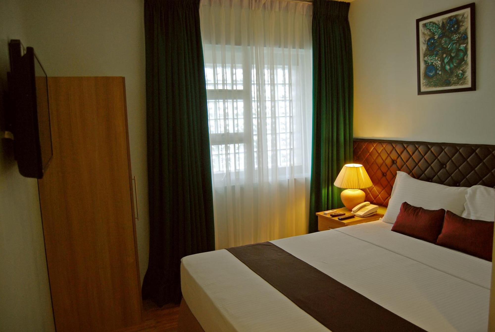 Capitol Central Hotel And Suites Cebu Bagian luar foto