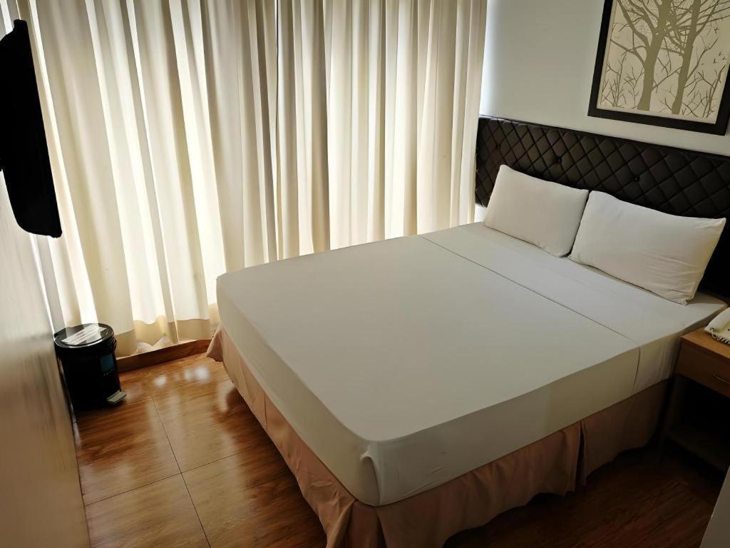 Capitol Central Hotel And Suites Cebu Bagian luar foto