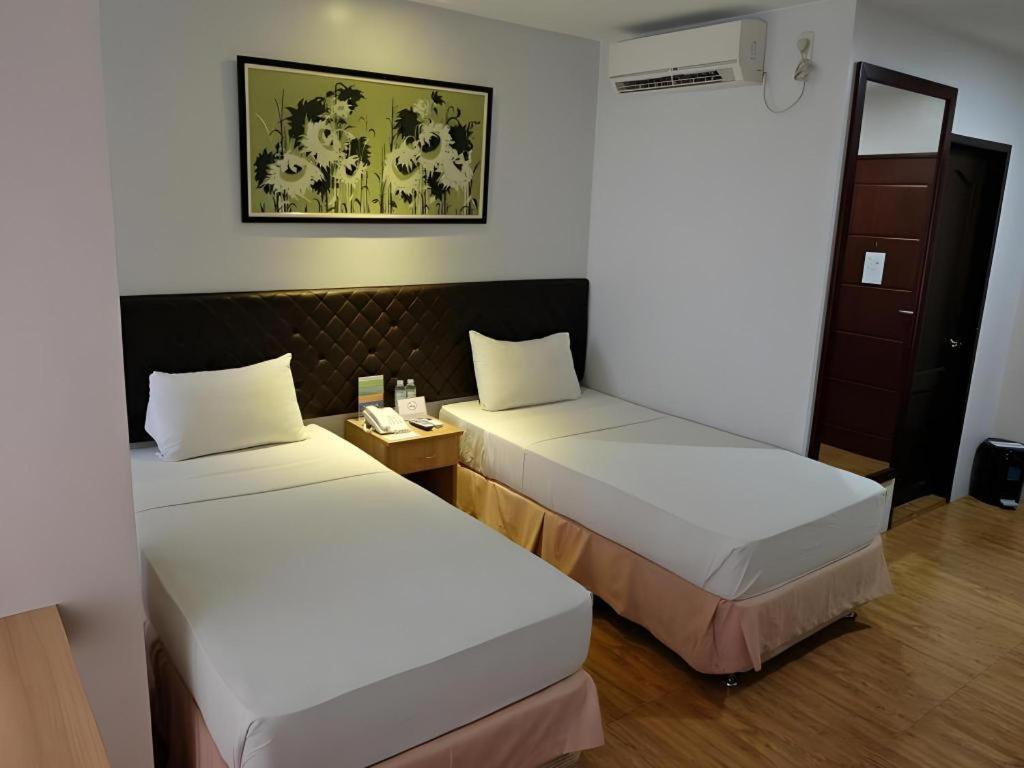Capitol Central Hotel And Suites Cebu Bagian luar foto