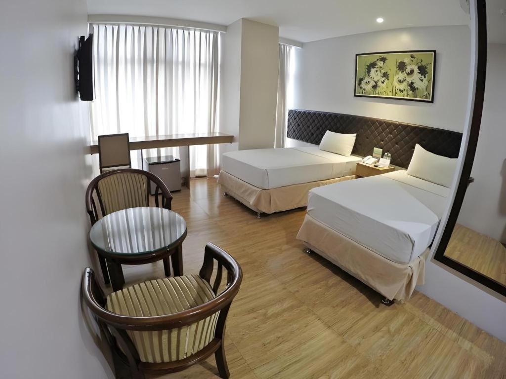 Capitol Central Hotel And Suites Cebu Bagian luar foto