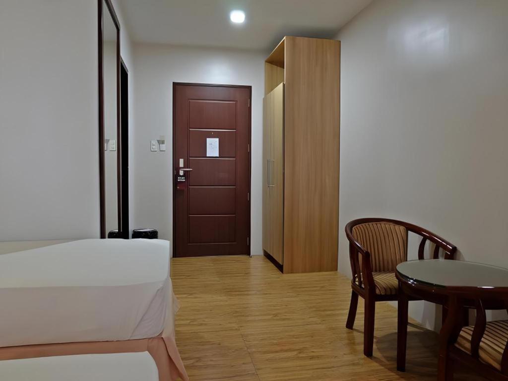 Capitol Central Hotel And Suites Cebu Bagian luar foto
