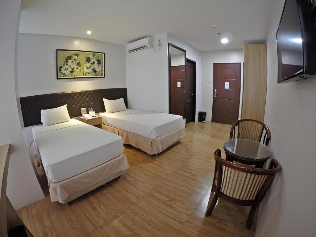 Capitol Central Hotel And Suites Cebu Bagian luar foto