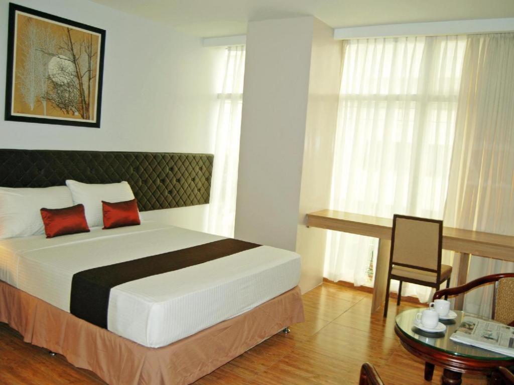 Capitol Central Hotel And Suites Cebu Bagian luar foto