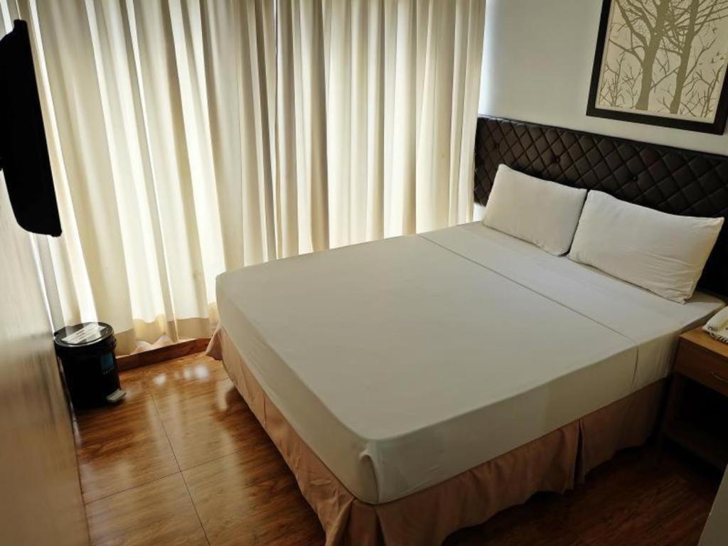Capitol Central Hotel And Suites Cebu Bagian luar foto