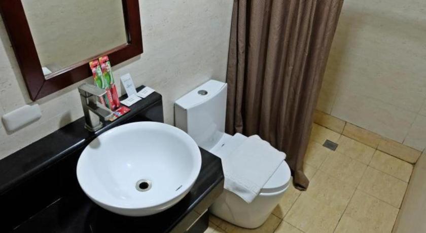 Capitol Central Hotel And Suites Cebu Bagian luar foto
