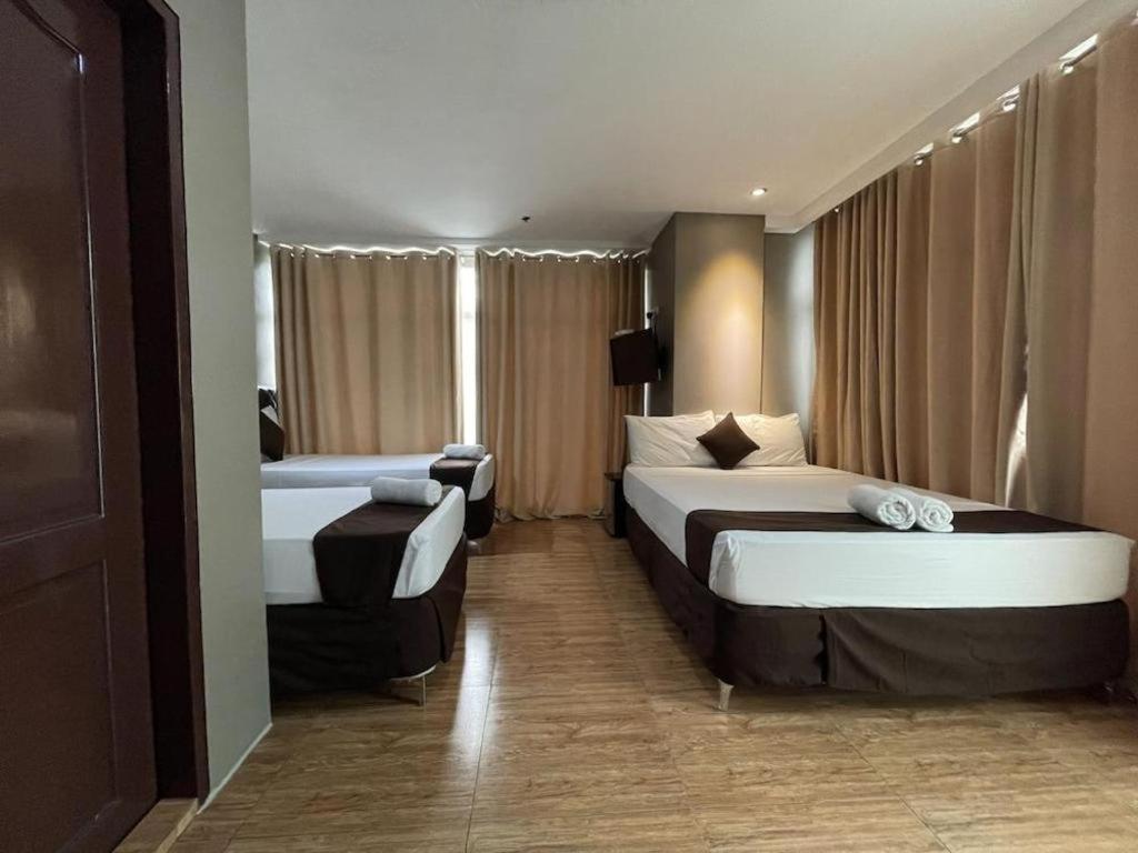 Capitol Central Hotel And Suites Cebu Bagian luar foto
