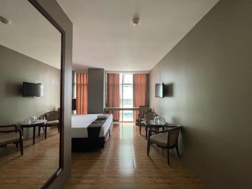 Capitol Central Hotel And Suites Cebu Bagian luar foto