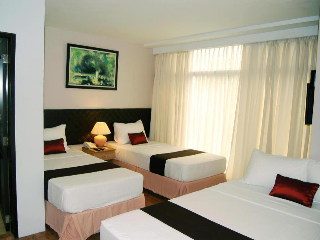Capitol Central Hotel And Suites Cebu Bagian luar foto